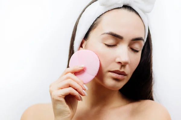 Donna nuda utilizzando spazzola detergente per la pulizia profonda del viso — Foto Stock