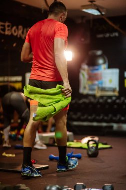 erkek toplam vücut çalışması grup eğitimi