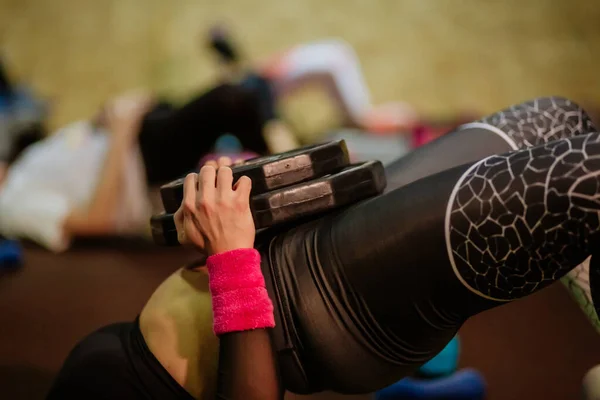 여자 역도와 심장 운동을 하는 체육관 — 스톡 사진