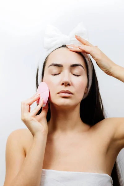 Mujer feliz usando cepillo de limpieza eléctrica para la limpieza profunda de la cara —  Fotos de Stock