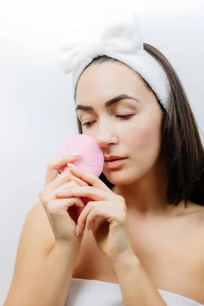 Hermosa mujer usando cepillo de silicio para la limpieza de la cara —  Fotos de Stock