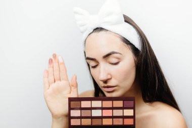 makyaj sanatçısı göz falı paletini seçiyor