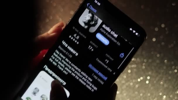 Женщина использует приложение для аудиочата на смартфоне — стоковое видео