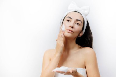 Kadın yüz köpüğü yıkıyor.