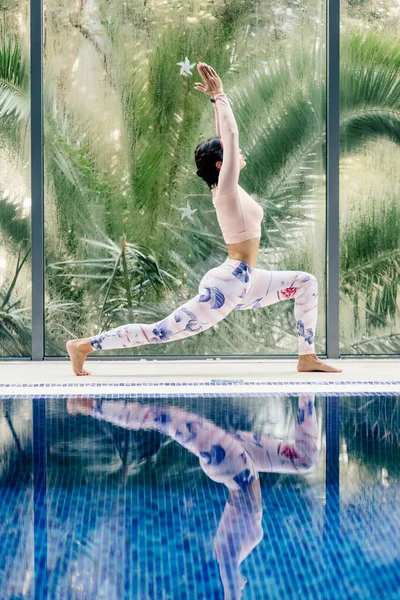 Olahraga wanita latihan yoga relaksasi pagi di resor liburan Stok Gambar