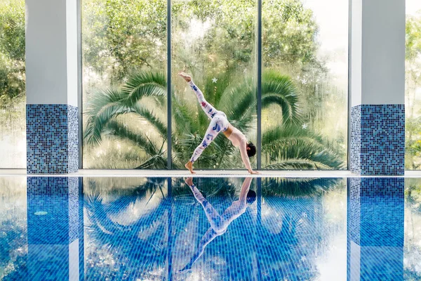 Schöne sportliche Frau Yoga Asana Praxis Morgenroutine lizenzfreie Stockbilder