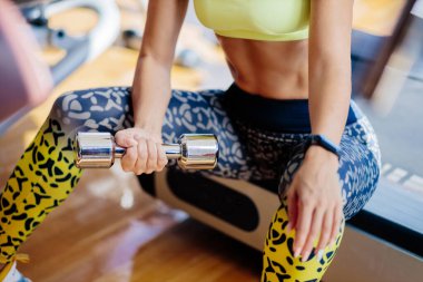 Spor salonunda spor salonunda spor yapan güzel bir fitness kadını. Spor giyim bölümünde orta yaşlı bir kadın.