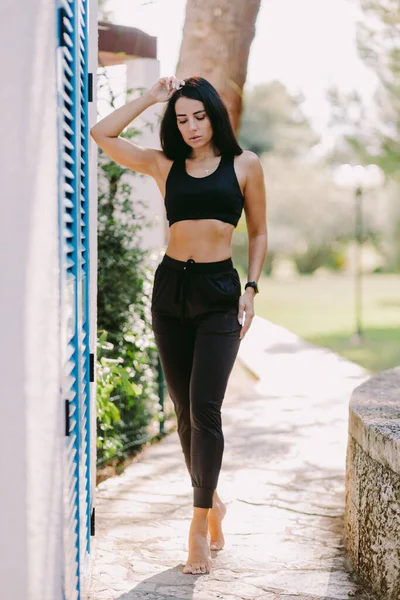 Attraktive Fitness Weibchen in Sportbekleidung im Freien. schlanke athletische Frau posiert — Stockfoto
