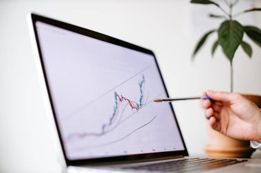 Bilgisayarda bitcoin fiyat grafiği veri eğilimi analizi