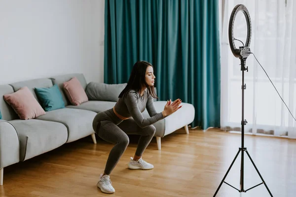 Virtuální online fitness. Žena virtuální cvičení doma obývací pokoj — Stock fotografie