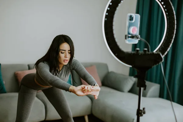 Virtual kebugaran online. Latihan virtual wanita di ruang keluarga — Stok Foto