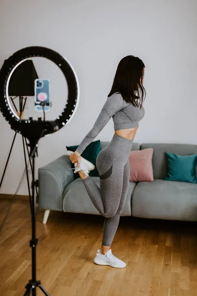 虚拟在线健身。妇女在家庭客厅的虚拟锻炼 — 图库照片