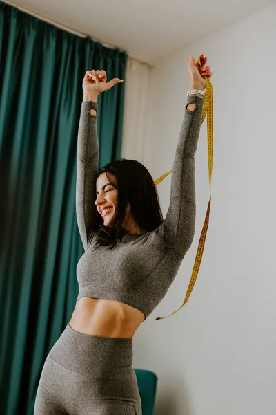 Счастливая женщина Измерение тела с помощью ленты после потери веса фитнес тренировки — стоковое фото