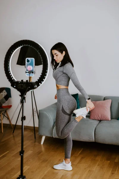 Attractive Woman latihan kebugaran online di rumah. Penyusup kebugaran — Stok Foto