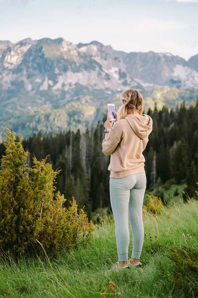 Hipster gadis menembak video pemandangan indah di smartphone — Stok Foto