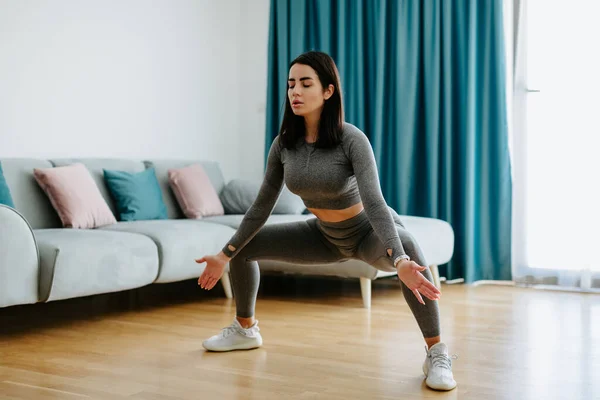 Wanita muda berlatih yoga di rumah. latihan peregangan Stok Gambar Bebas Royalti