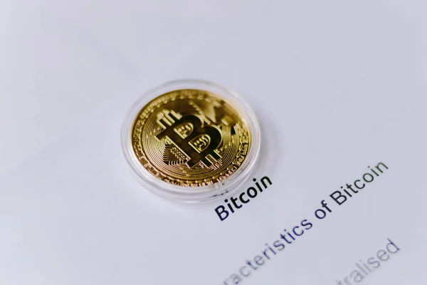 Ikon bitcoin menandai latar belakang pembayaran simbol emas — Stok Foto