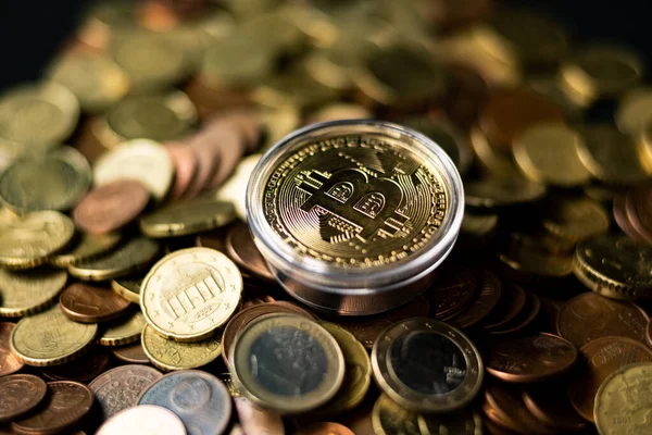 Bitcoin uang virtual dan fiat uang koin euro — Stok Foto