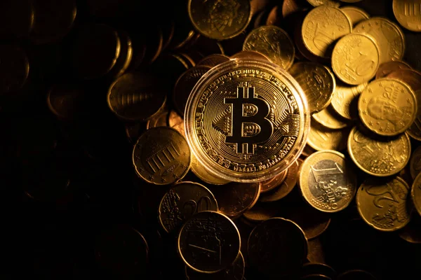 Konsep uang virtual Bitcoin emas — Stok Foto