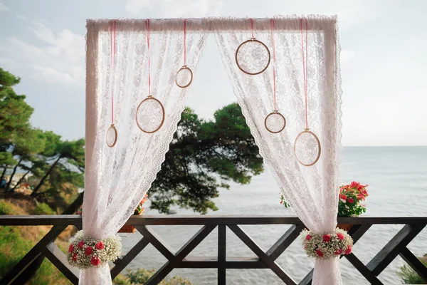 Arco de casamento de destino com vista mar — Fotografia de Stock