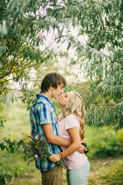 Εφηβική ζευγάρι φιλί και αγκαλιάζει — Φωτογραφία Αρχείου