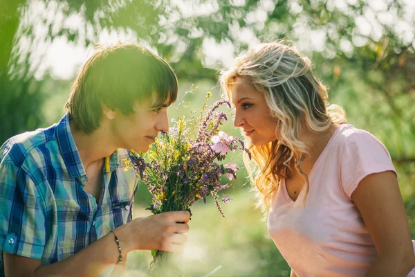 Teenage paar dating op picknick — Stockfoto