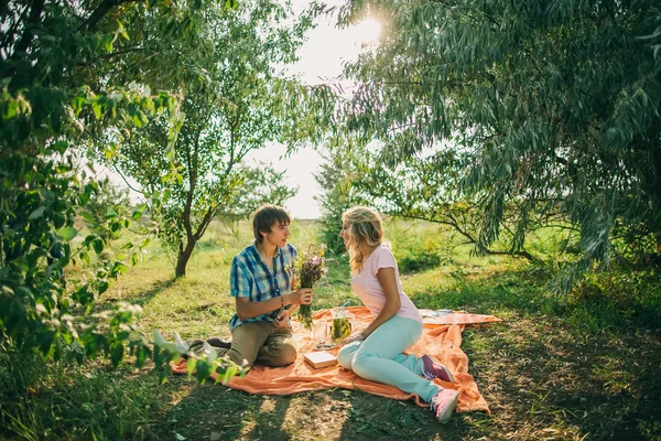 Namoro casal adolescente no piquenique — Fotografia de Stock