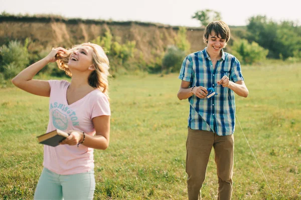 Happy teenage couple — Stockfoto