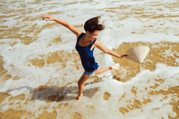 Fille heureuse sautant sur la plage vue de dessus — Photo