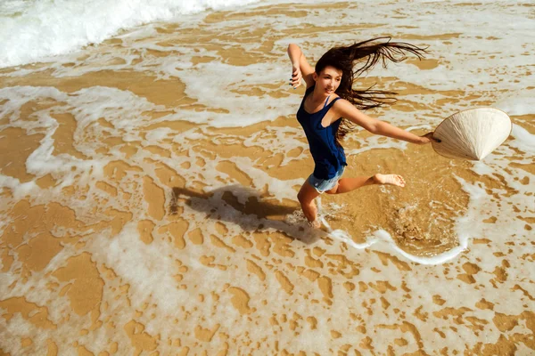 Fille heureuse sautant sur la plage vue de dessus — Photo