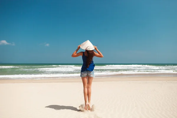 Chica feliz saltando en sombrero vietnamita — Foto de Stock