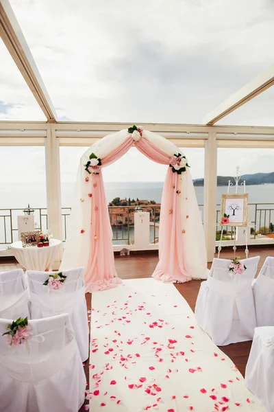 Ilha de casamento e arco com vista para o mar — Fotografia de Stock