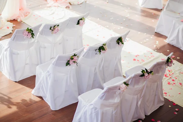 Tampas da cadeira do casamento com flores — Fotografia de Stock