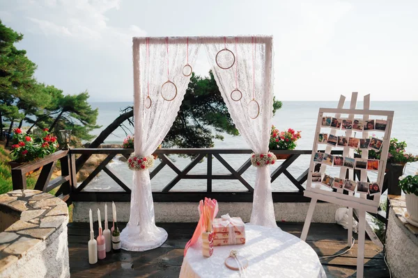 Arco de casamento de destino com decoração — Fotografia de Stock