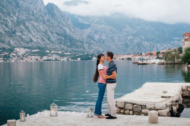 Mumlar ile sahilde Çift