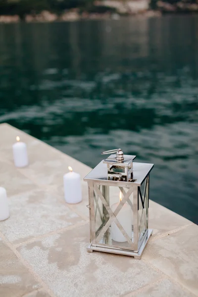 Romantyczne świece na molo w pobliżu wody — Zdjęcie stockowe