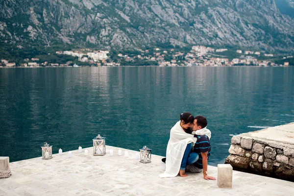 Coppia sulla spiaggia con candele — Foto Stock