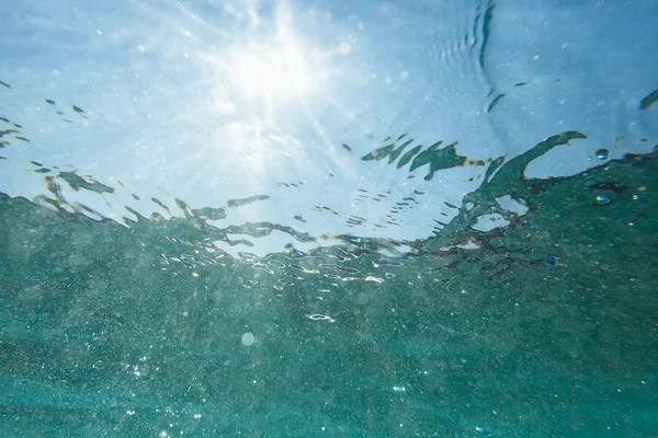 Abstracte onderwater achtergrond met bokeh en zonlicht — Stockfoto