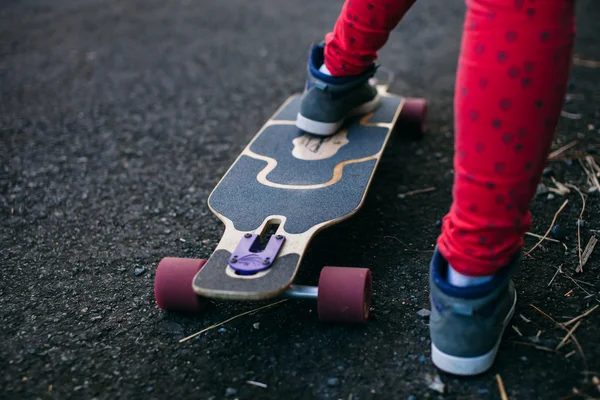 Longboard en sport schoenen close-up — Stockfoto