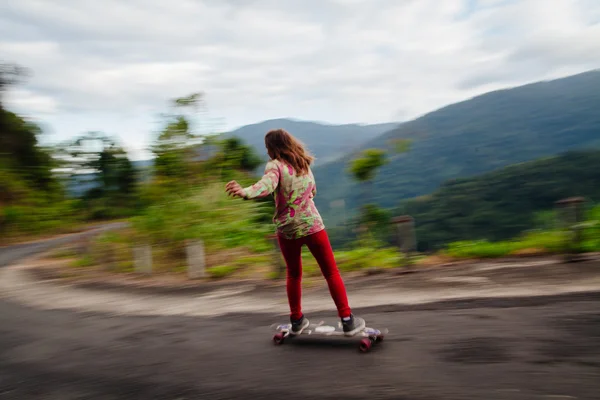 Tienermeisje skateboarden in Bergen — Stockfoto