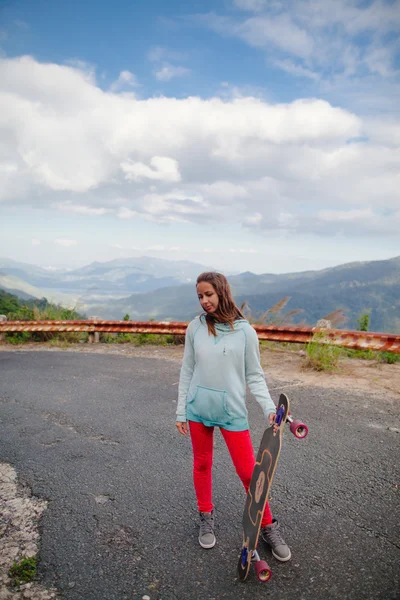 Tienermeisje met longboard — Stockfoto