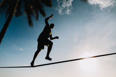 genç gökyüzü manzaralı slackline Dengeleme
