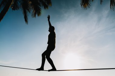 genç kız slackline gökyüzü görünümü ile Dengeleme