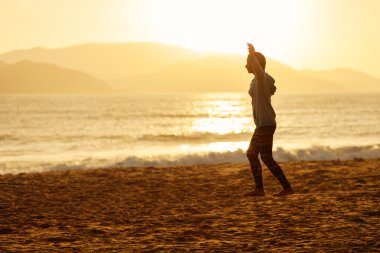 genç kız denge slackline siluet sahilde