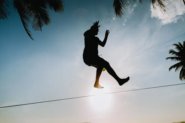 Bilanciamento adolescenziale su slackline con vista cielo — Foto Stock