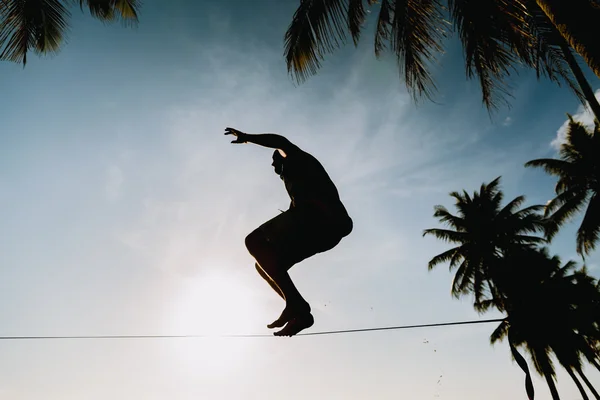 Bilanciamento adolescenziale su slackline con vista cielo — Foto Stock