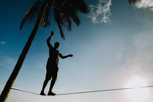 Nastoletnie, balansując na slackline z widokiem na niebo — Zdjęcie stockowe