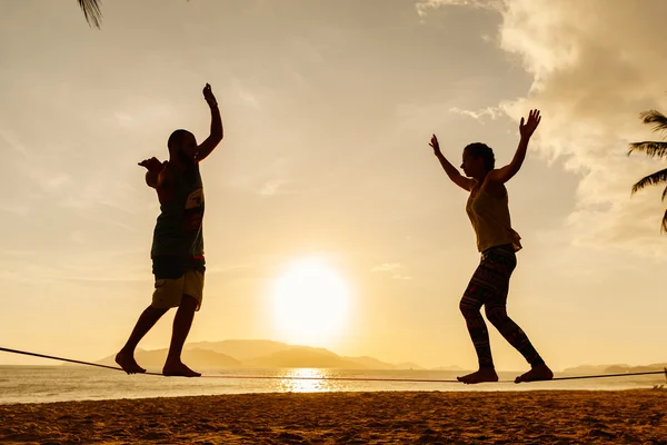 Nastoletnia para równoważenia slackline na plaży — Zdjęcie stockowe