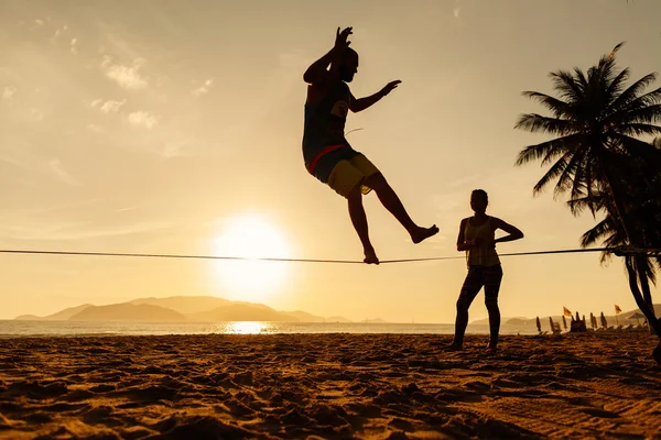 Gençler denge slackline siluet — Stok fotoğraf