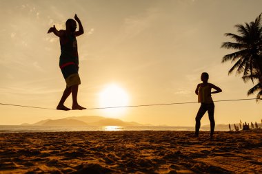 Gençler denge slackline siluet